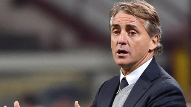 Mancini impartisce istruzioni ai suoi giocatori