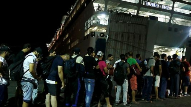 Profughi in fila in attesa di farsi registrare