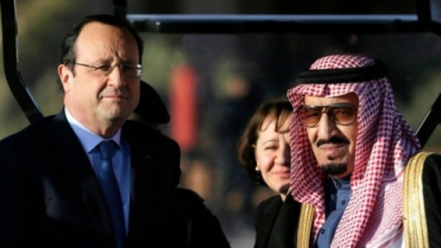 Re Salman con il presidente Fran&ccedil;ois Hollande