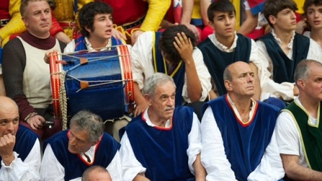 I contradaioli sugli spalti di piazza del Campo