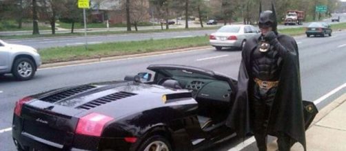 Batman posa con su Bati-Laborghini