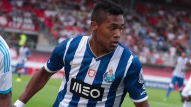 Alex Sandro, atteso dalla Juventus per le visite