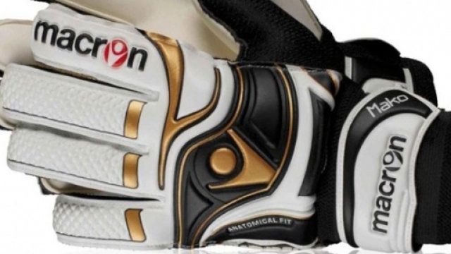 Due tipici guanti per portiere