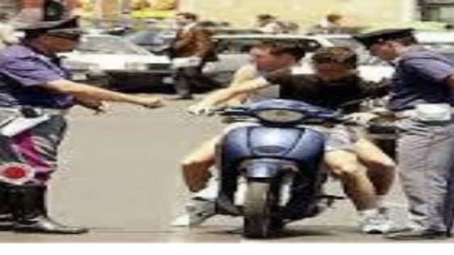 In due in motorino, adesso si pu&ograve; a 16 anni