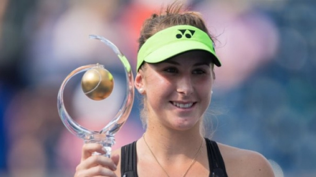 La giovane campionessa alza il trofeo