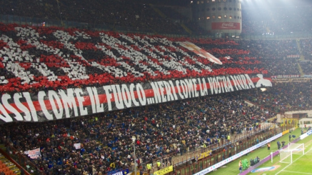 Tifosi milanisti con striscioni allo stadio
