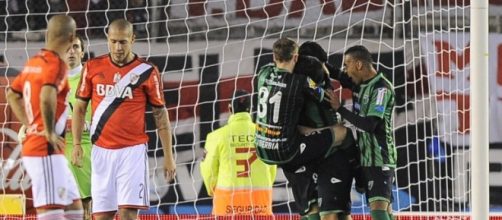 Pumpido festejando el gol con sus compa&ntilde;eros