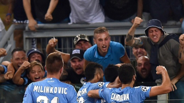 Tifosi della Lazio in festa dopo il gol di Keit&agrave;