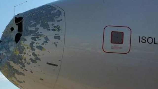 Atterraggio Emergenza Napoli, Aereo colpito