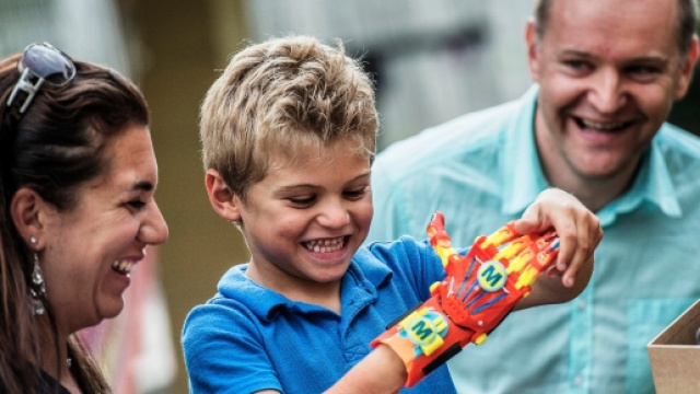 Il piccolo francese con la mano nuova