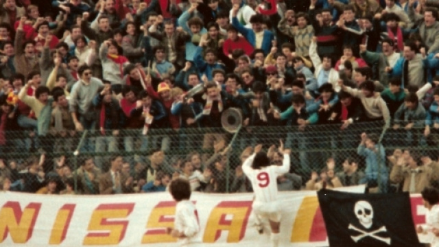 Tifosi della Nissa in festa dopo un gol