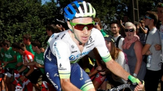 Yates tra due ali di folla (fonte skysports.com)