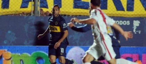 Carlos Tevez organizando el ataque de su equipo