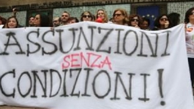Docenti che manifestano contro il piano scuola