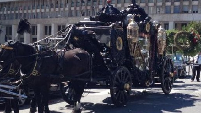 La carrozza funeraria trainata da 6 cavalli