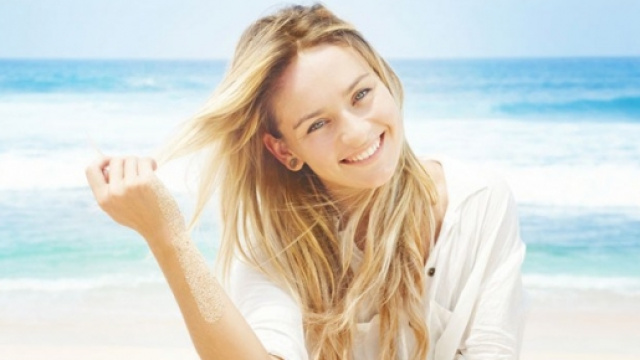 capelli lisci d'estate, anche al mare e in citt&agrave;