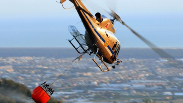 Elicottero antincendi in volo.