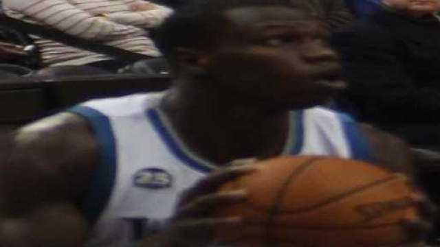 Il centro Gorgui Dieng con la maglia di Minnesota