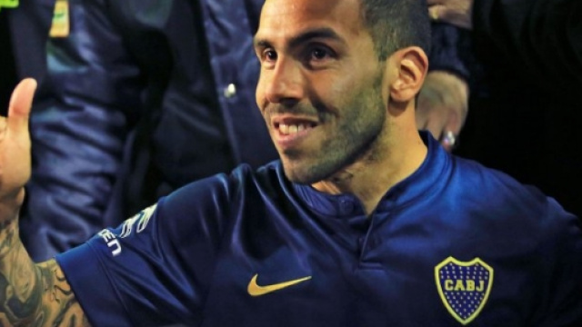 Tevez saluta i tifosi giunto al Boca