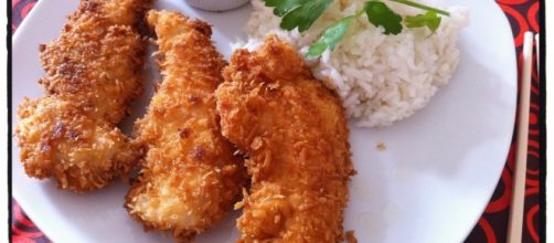 Plato de curry de pollo con arroz