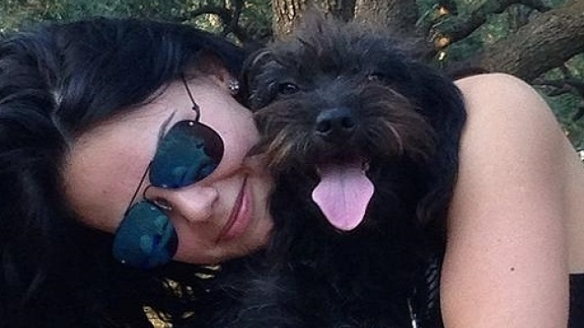 Georgia Bradley con il suo cane randagio Pepe