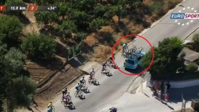 Il fattaccio: Nibali attaccato all'ammiraglia