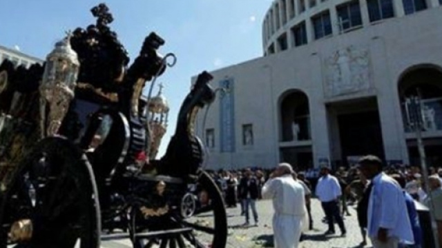 La carrozza davanti alla chiesa di Don Bosco