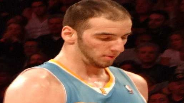 Il centro greco Koufos con la maglia dei Denver