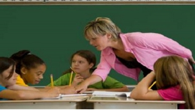 Una maestra al lavoro con i bambini