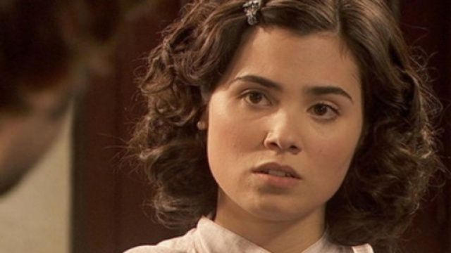 Maria Castaneda intenta a parlare con l'amato