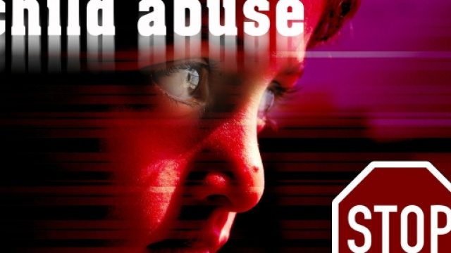 Fa ubriacare la figlia e la violenta