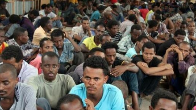 Tipica immagine del muro di clandestini.