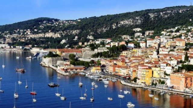Cannes, il sultano fa chiudere la spiaggia