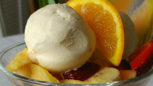 Dessert di cocco e frutta con gelato