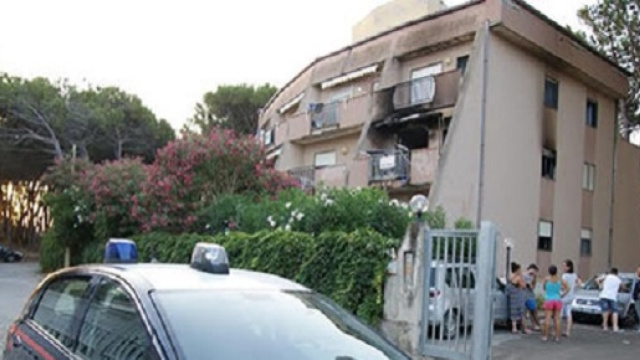 La palazzina annerita dall'esplosione