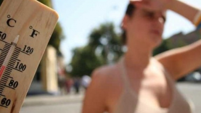 Un termometro e una ragazza sullo sfondo