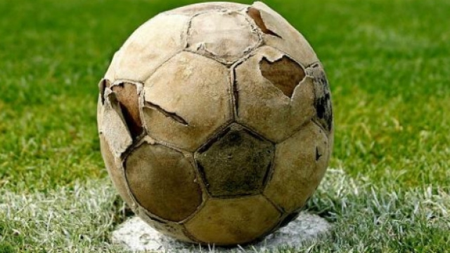 Un vecchio pallone di cuoio sgonfio