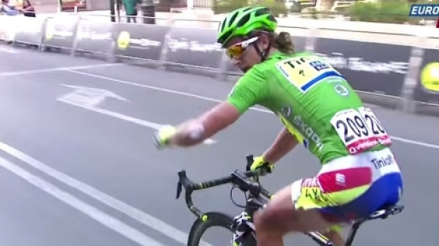 Peter Sagan infuriato dopo la caduta