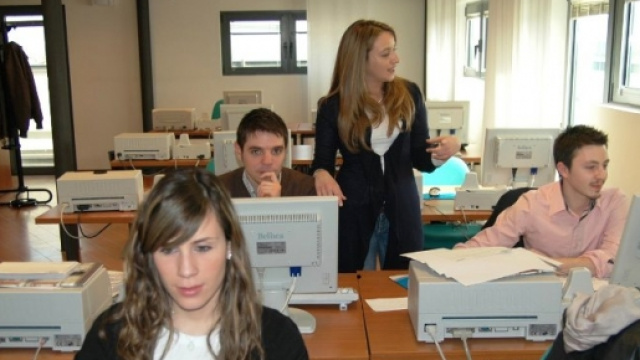 Scuola, assunzioni di ruolo subito o supplenza?