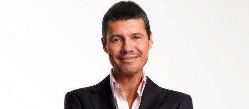 Marcelo Tinelli foto de frente con traje negro