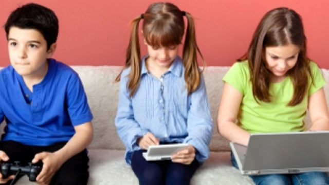 Bambini sempre pi&ugrave; connessi: i pericoli della rete