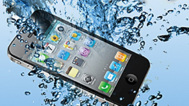 l'incubo del cellullare caduto in acqua
