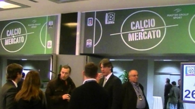 Operatori in azione nella sede del calciomercato