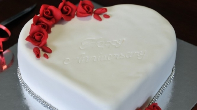 Torta a forma di cuore con panna e pan di spagna