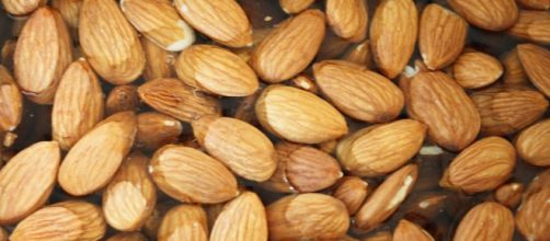 El aceite de almendra es rico en vitaminas E y B2