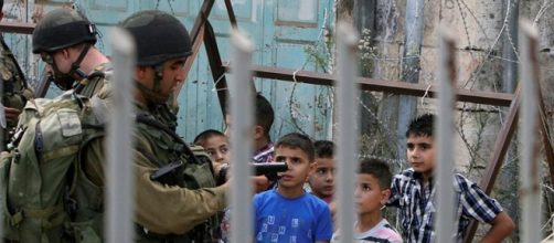 Militar israeli indagando a ni&ntilde;os palestinos