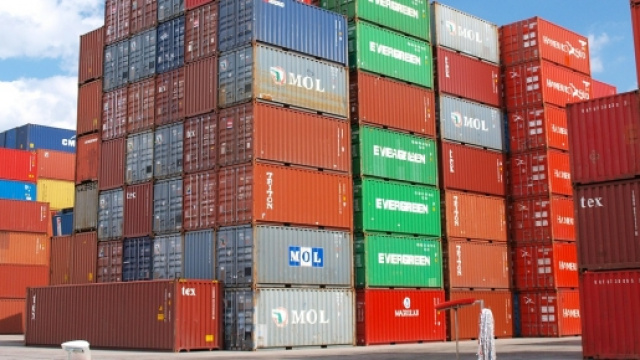 Containers sulle banchine dei porti in crisi