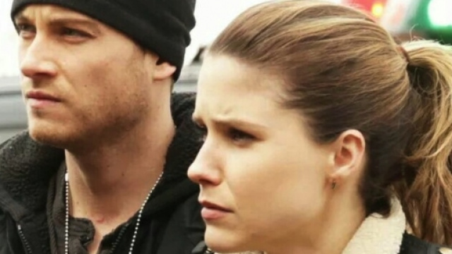 Jesse Lee Soffer e Sophia Bush in una scena