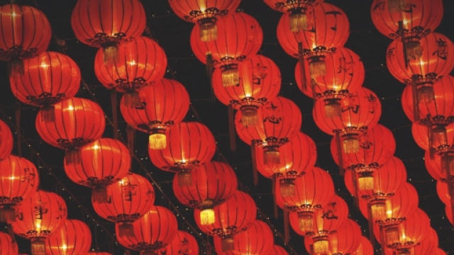 Lanterne rosse sul soffitto di un tempio