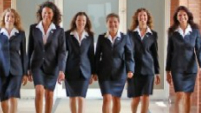 Un gruppo di giovani hostess al lavoro